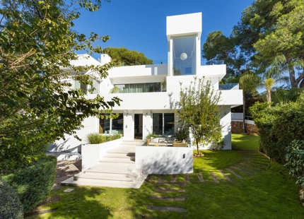 EXQUISITA VILLA DE LUJO EN VENTA EN NUEVA ANDALUCÍA CON CARACTERÍSTICAS MODERNAS