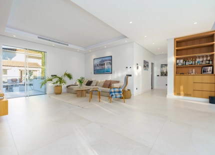 EXQUISITA VILLA DE LUJO EN VENTA EN NUEVA ANDALUCÍA CON CARACTERÍSTICAS MODERNAS