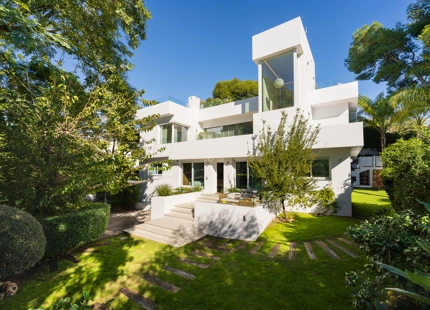 EXQUISITA VILLA DE LUJO EN VENTA EN NUEVA ANDALUCÍA CON CARACTERÍSTICAS MODERNAS