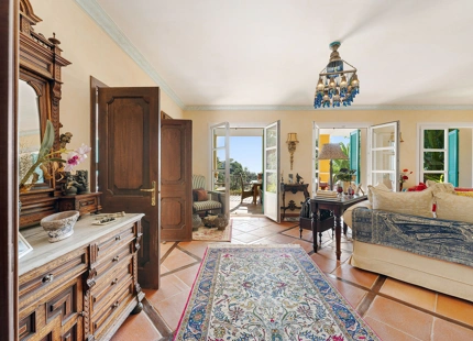 EXQUISITA VILLA CON ENCANTO ANDALUZ EN VENTA EN EL MADROÑAL
