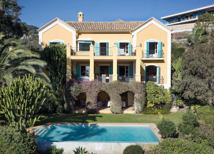 EXQUISITA VILLA CON ENCANTO ANDALUZ EN VENTA EN EL MADROÑAL