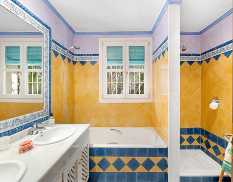 Villa en venta en El Madroñal, Benahavis