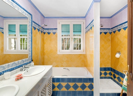 EXQUISITA VILLA CON ENCANTO ANDALUZ EN VENTA EN EL MADROÑAL