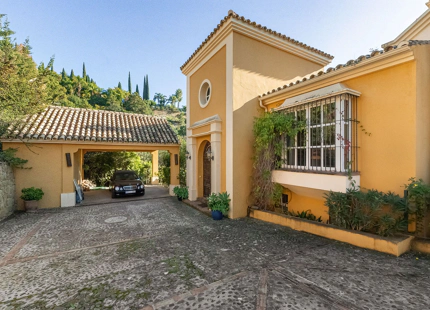 EXQUISITA VILLA CON ENCANTO ANDALUZ EN VENTA EN EL MADROÑAL