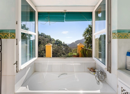 EXQUISITA VILLA CON ENCANTO ANDALUZ EN VENTA EN EL MADROÑAL