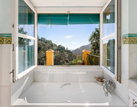 Villa en venta en El Madroñal, Benahavis