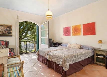 EXQUISITA VILLA CON ENCANTO ANDALUZ EN VENTA EN EL MADROÑAL