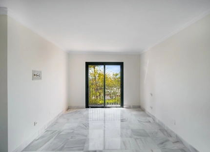 ELEGANT TWO-BEDROOM APARTMENT WITH SPACIOUS TERRACE IN MONTE HALCONES