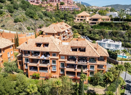 ELEGANT TWO-BEDROOM APARTMENT WITH SPACIOUS TERRACE IN MONTE HALCONES