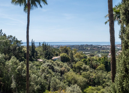 ELEGANT TWO-BEDROOM APARTMENT WITH SPACIOUS TERRACE IN MONTE HALCONES