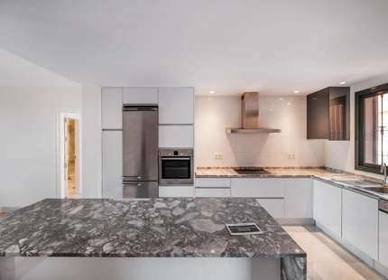 ELEGANT TWO-BEDROOM APARTMENT WITH SPACIOUS TERRACE IN MONTE HALCONES