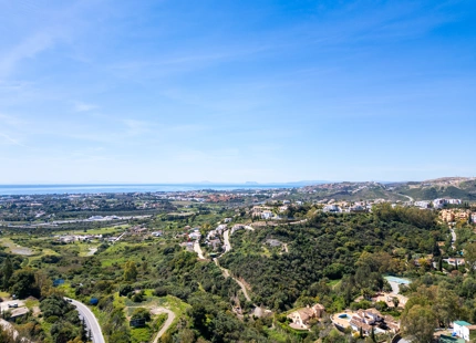 ELEGANT TWO-BEDROOM APARTMENT WITH SPACIOUS TERRACE IN MONTE HALCONES