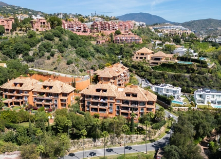 ELEGANT TWO-BEDROOM APARTMENT WITH SPACIOUS TERRACE IN MONTE HALCONES