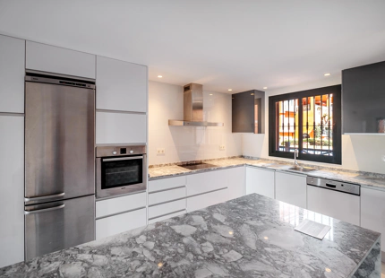 ELEGANT TWO-BEDROOM APARTMENT WITH SPACIOUS TERRACE IN MONTE HALCONES