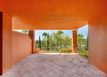 ELEGANT TWO-BEDROOM APARTMENT WITH SPACIOUS TERRACE IN MONTE HALCONES