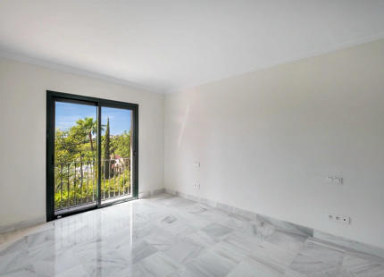 ELEGANT TWO-BEDROOM APARTMENT WITH SPACIOUS TERRACE IN MONTE HALCONES