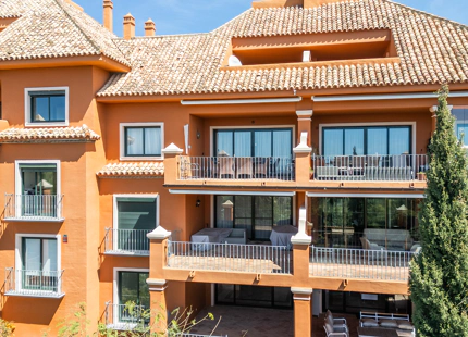 ELEGANT TWO-BEDROOM APARTMENT WITH SPACIOUS TERRACE IN MONTE HALCONES