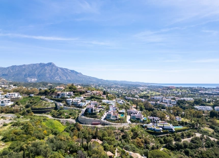 ELEGANT TWO-BEDROOM APARTMENT WITH SPACIOUS TERRACE IN MONTE HALCONES