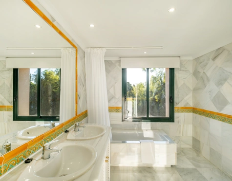 Apartment for sale in Monte Halcones, Benahavis