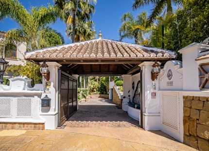 ELEGANTE VILLA MEDITERRÁNEA DE 7 DORMITORIOS EN BAHÍA DE MARBELLA