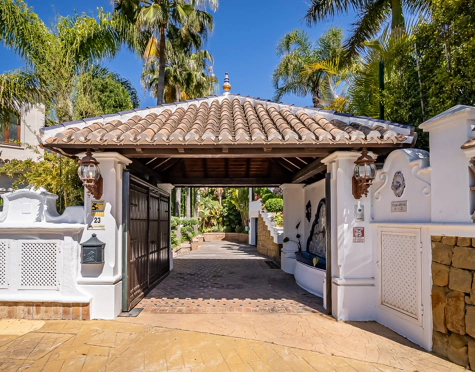 Villa for sale in Bahia de Marbella, Marbella Este