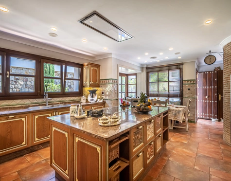 Villa for sale in Bahia de Marbella, Marbella Este