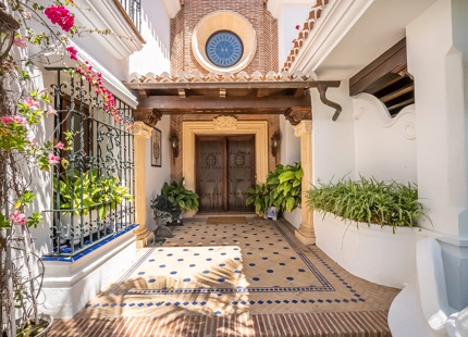 ELEGANTE VILLA MEDITERRÁNEA DE 7 DORMITORIOS EN BAHÍA DE MARBELLA