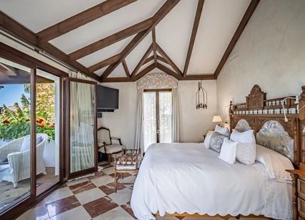 ELEGANTE VILLA MEDITERRÁNEA DE 7 DORMITORIOS EN BAHÍA DE MARBELLA