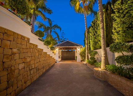 ELEGANTE VILLA MEDITERRÁNEA DE 7 DORMITORIOS EN BAHÍA DE MARBELLA