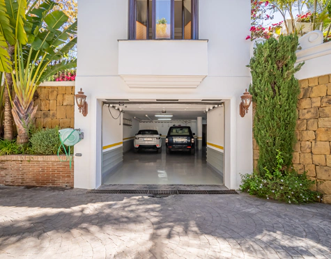 Villa for sale in Bahia de Marbella, Marbella Este