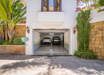 ELEGANTE VILLA MEDITERRÁNEA DE 7 DORMITORIOS EN BAHÍA DE MARBELLA