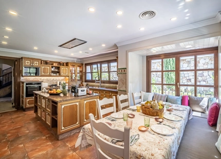 ELEGANTE VILLA MEDITERRÁNEA DE 7 DORMITORIOS EN BAHÍA DE MARBELLA