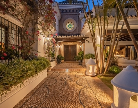 Villa for sale in Bahia de Marbella, Marbella Este