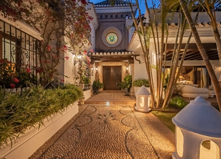 ELEGANTE VILLA MEDITERRÁNEA DE 7 DORMITORIOS EN BAHÍA DE MARBELLA