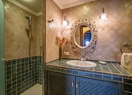 ELEGANTE VILLA MEDITERRÁNEA DE 7 DORMITORIOS EN BAHÍA DE MARBELLA
