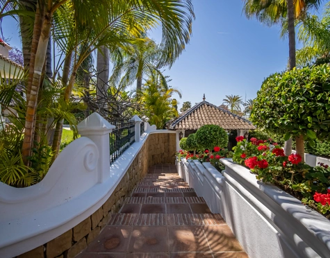 Villa for sale in Bahia de Marbella, Marbella Este