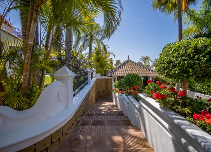 ELEGANTE VILLA MEDITERRÁNEA DE 7 DORMITORIOS EN BAHÍA DE MARBELLA