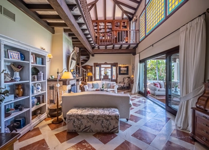 ELEGANTE VILLA MEDITERRÁNEA DE 7 DORMITORIOS EN BAHÍA DE MARBELLA