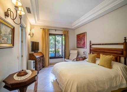 ELEGANTE VILLA MEDITERRÁNEA DE 7 DORMITORIOS EN BAHÍA DE MARBELLA