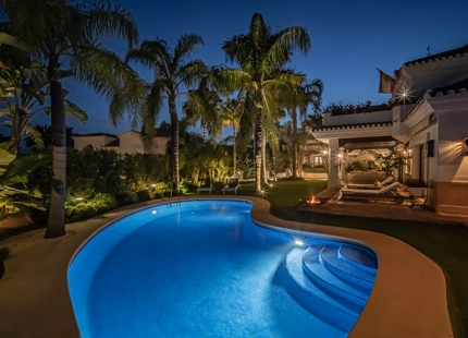 ELEGANTE VILLA MEDITERRÁNEA DE 7 DORMITORIOS EN BAHÍA DE MARBELLA