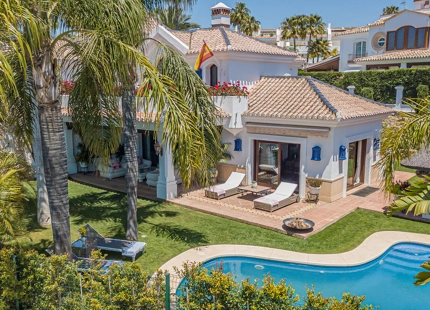 ELEGANTE VILLA MEDITERRÁNEA DE 7 DORMITORIOS EN BAHÍA DE MARBELLA