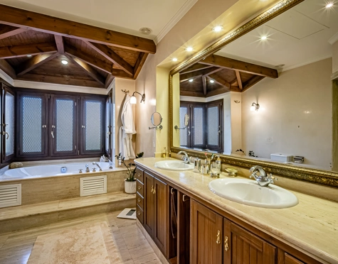 Villa for sale in Bahia de Marbella, Marbella Este