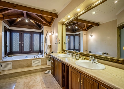ELEGANTE VILLA MEDITERRÁNEA DE 7 DORMITORIOS EN BAHÍA DE MARBELLA