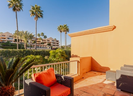 IMPRESIONANTE ÁTICO CON VISTAS AL MAR Y A LA MONTAÑA EN BENATALAYA, ESTEPONA