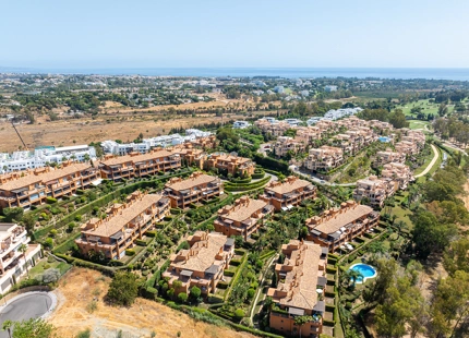 IMPRESIONANTE ÁTICO CON VISTAS AL MAR Y A LA MONTAÑA EN BENATALAYA, ESTEPONA
