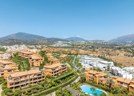 IMPRESIONANTE ÁTICO CON VISTAS AL MAR Y A LA MONTAÑA EN BENATALAYA, ESTEPONA