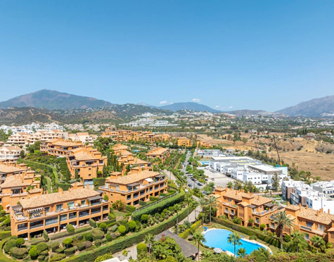 IMPRESIONANTE ÁTICO CON VISTAS AL MAR Y A LA MONTAÑA EN BENATALAYA, ESTEPONA