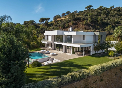 EXQUISITE LUXURY VILLA IN EL MADROÑAL WITH BREATHTAKING VIEWS