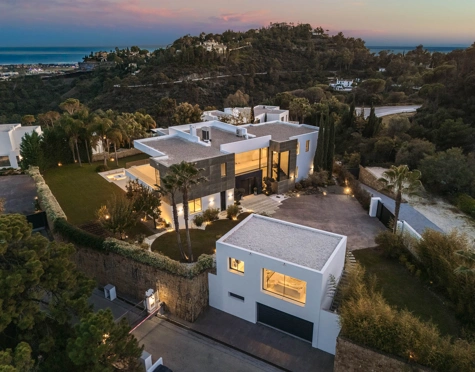 Villa for sale in El Madroñal, Benahavis