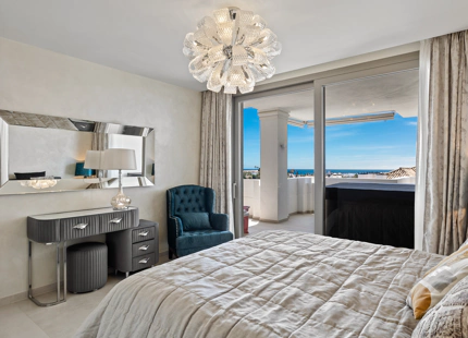 LUXURIOUS 7-BEDROOM APARTMENT WITH STUNNING TERRACE IN NUEVA ANDALUCÍA
